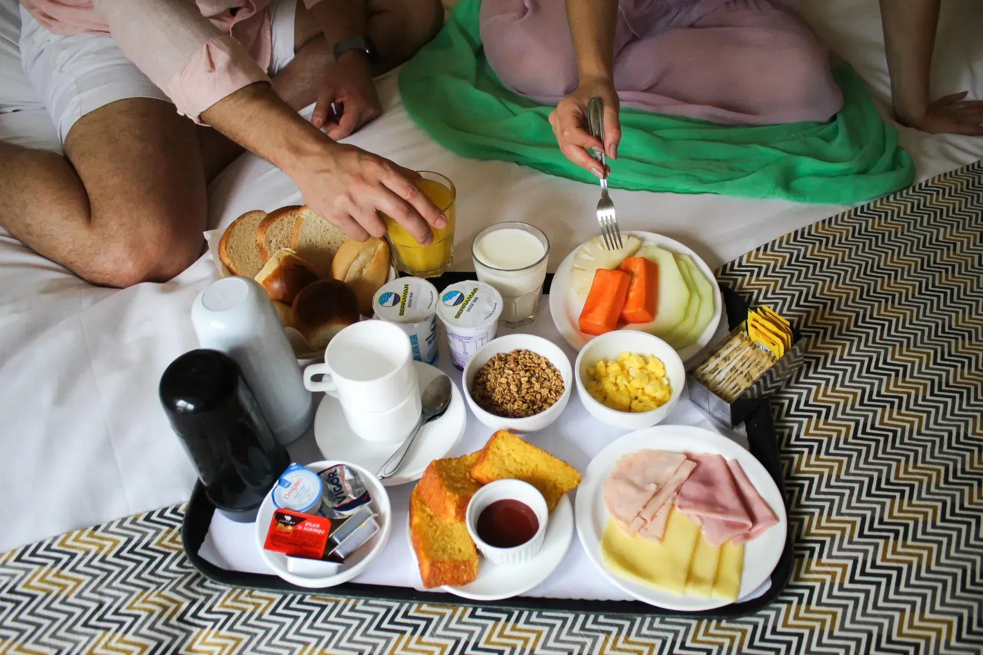 bandeja com itens de café da manhã na cama