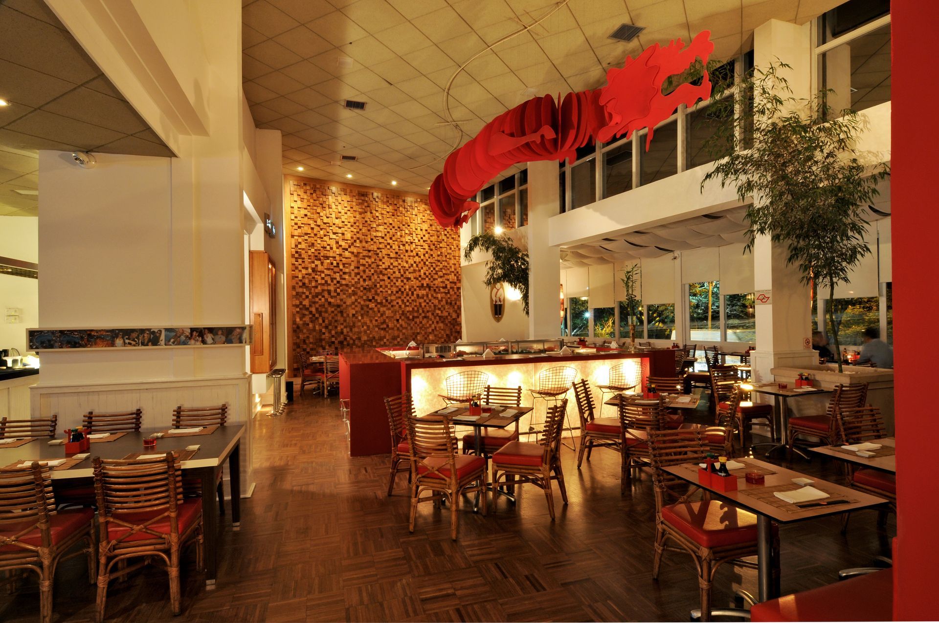 Um restaurante com muitas mesas e cadeiras