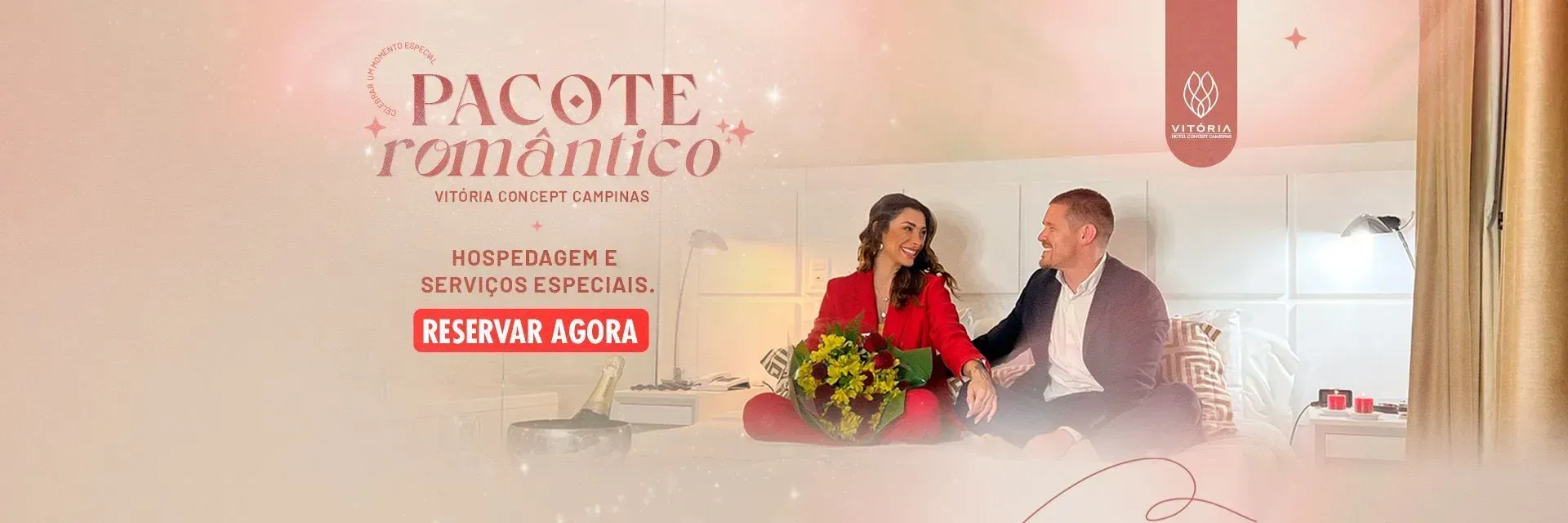 Um homem e uma mulher estão sentados em uma cama de mãos dadas.