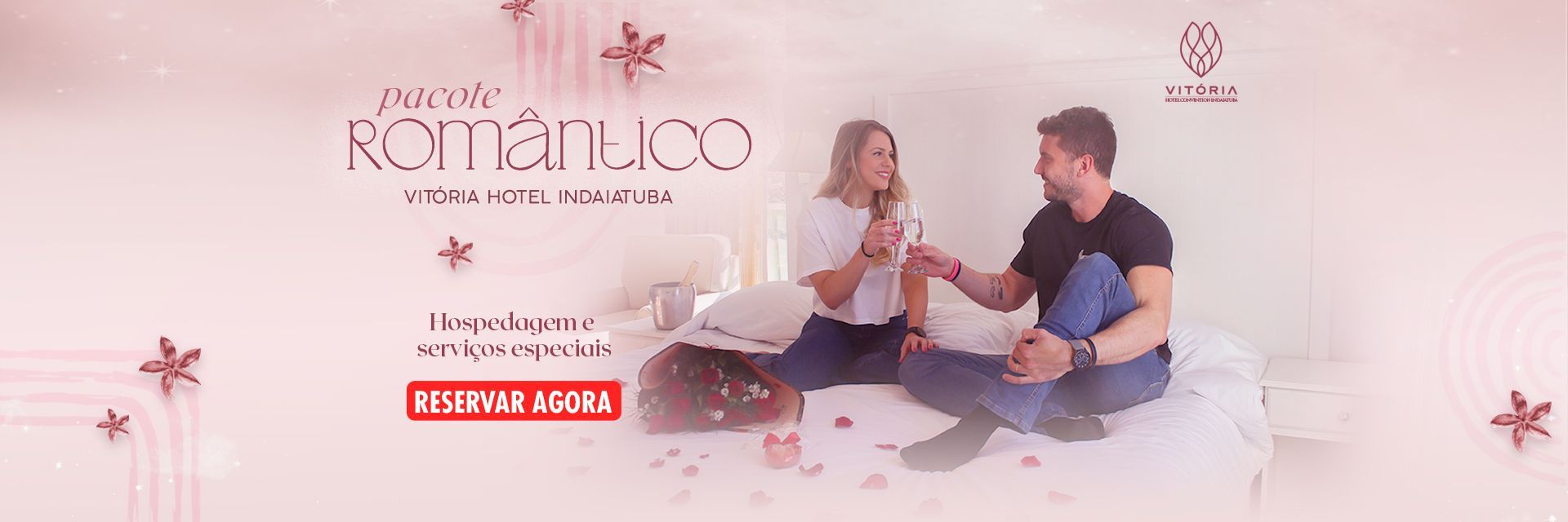 Um homem e uma mulher estão sentados em uma cama.