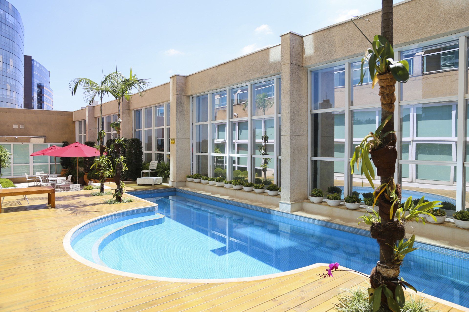 Uma grande piscina em frente a um prédio