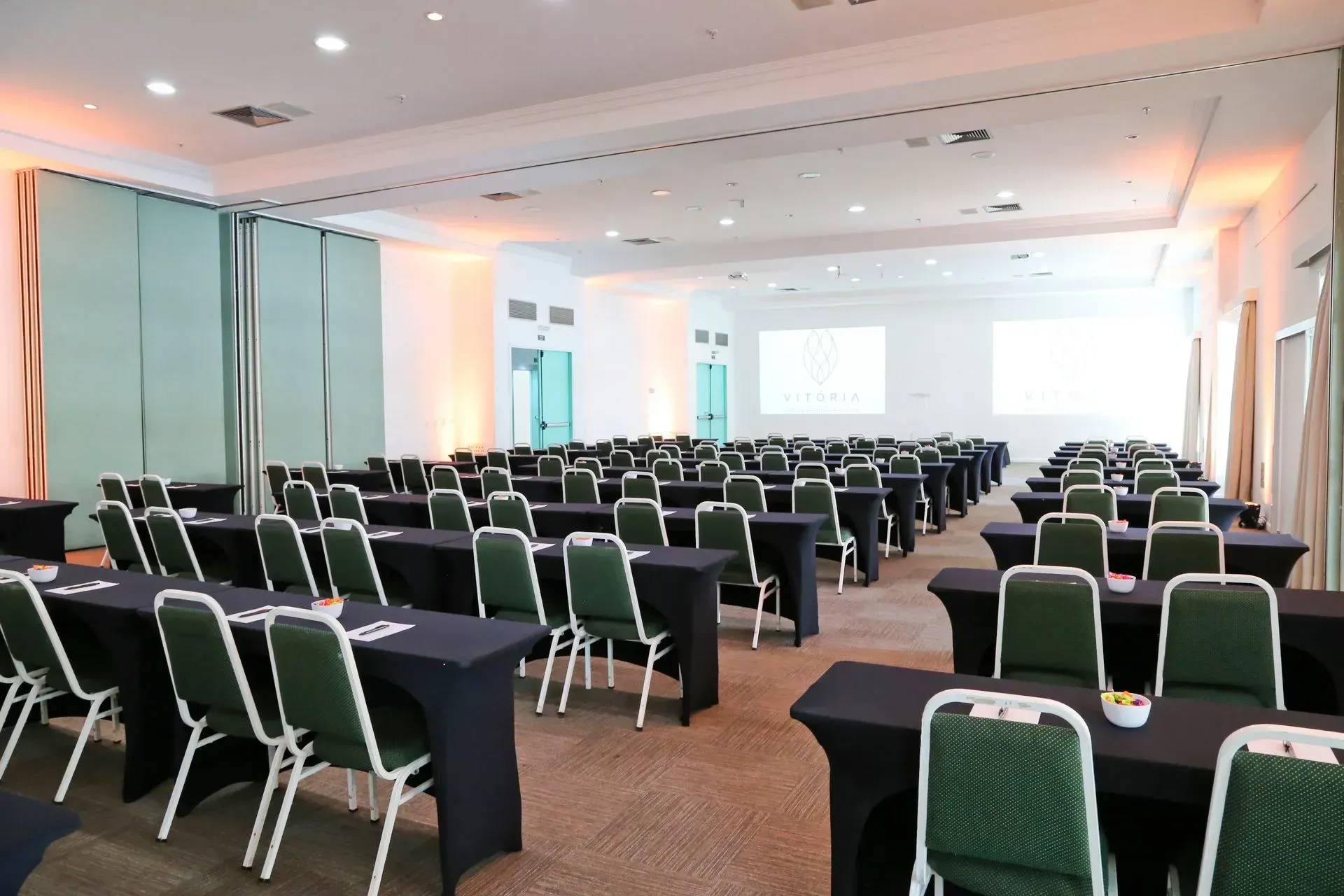 Uma sala grande com mesas e cadeiras