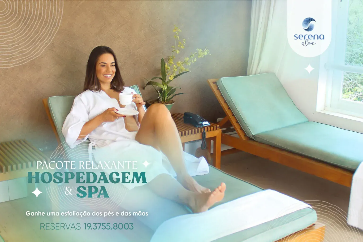 mulher sentada em uma cadeira de relaxamento em spa tomando um chá