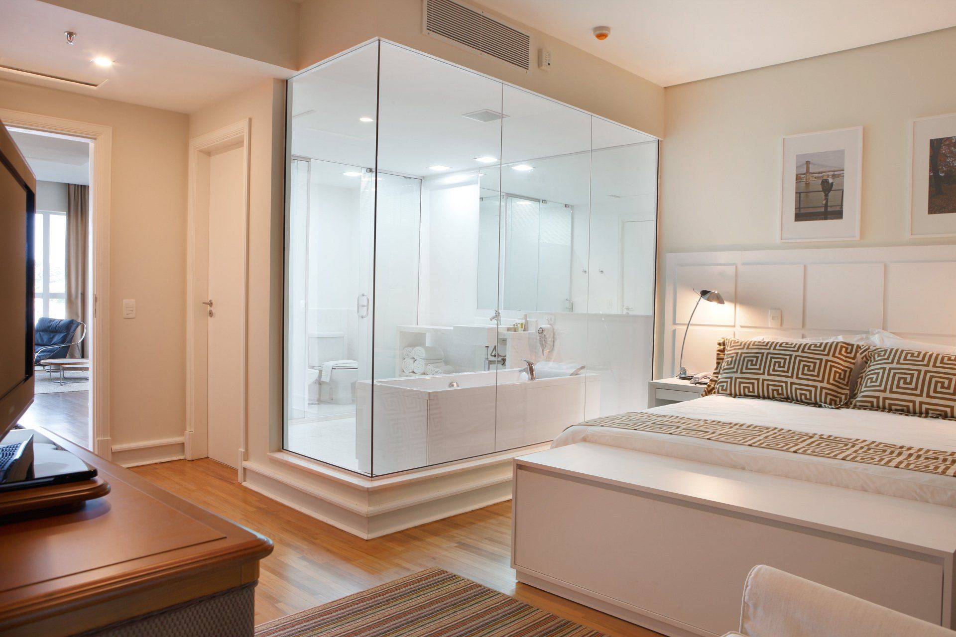Um quarto de hotel com uma cama king size e um chuveiro.