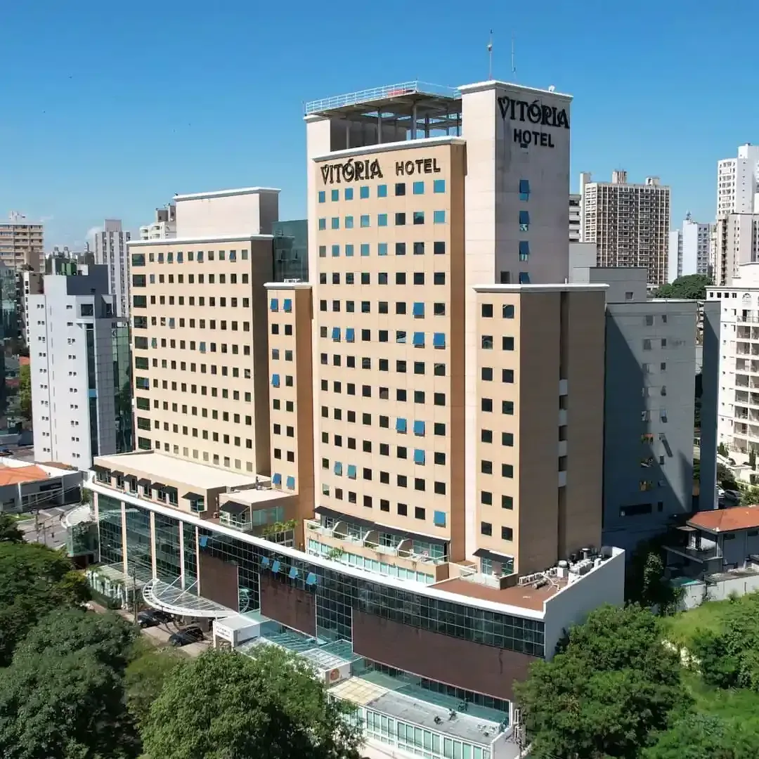 Edifício do Hotel Victoria em uma cidade. Estrutura alta, muitas janelas, placa