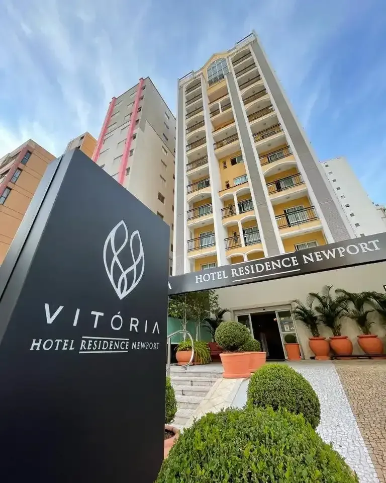 fachada do hotel vitória residence newport