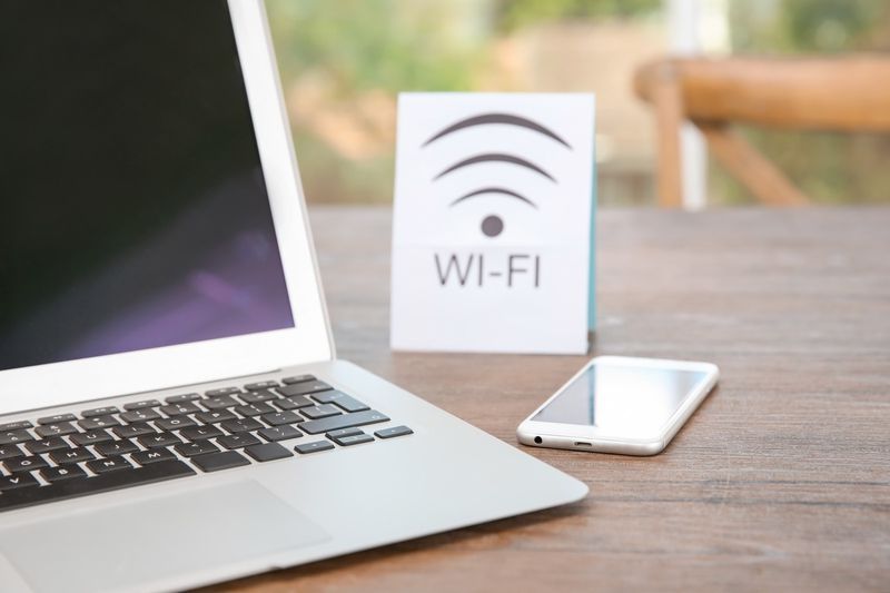 Computador e placa indicando wi-fi