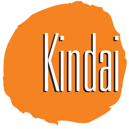 Logotipo circular laranja com texto branco escrito “Kindal”