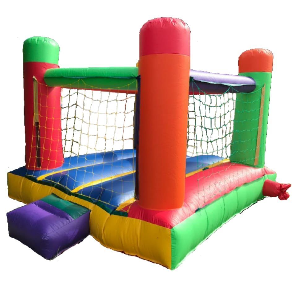 Un castillo inflable colorido y rectangular con red de seguridad, pilares rojos