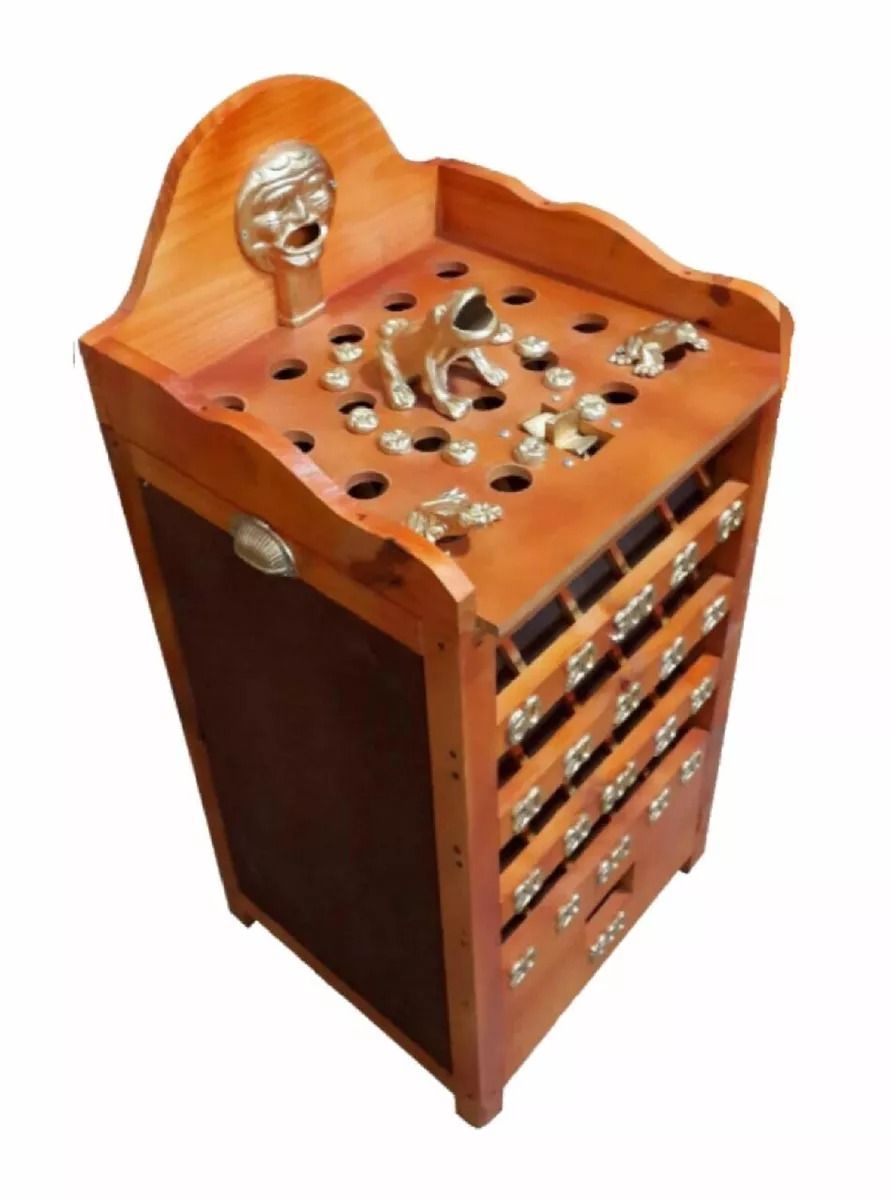 Un juego arcade de estilo Bagatelle de madera con una ranura para monedas en la parte superior