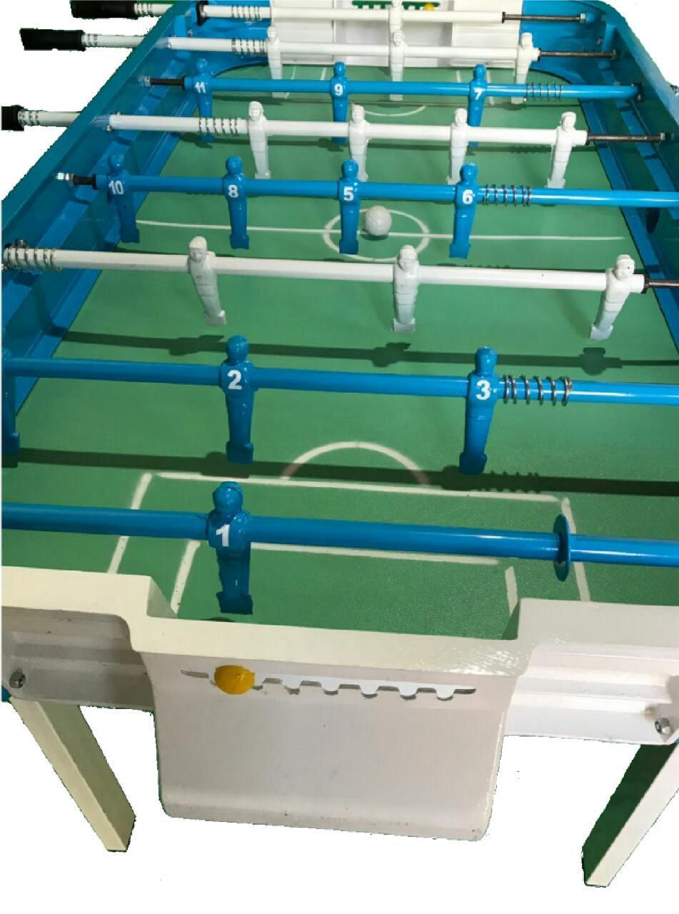 Una mesa de futbolín azul y blanca sobre patas blancas,