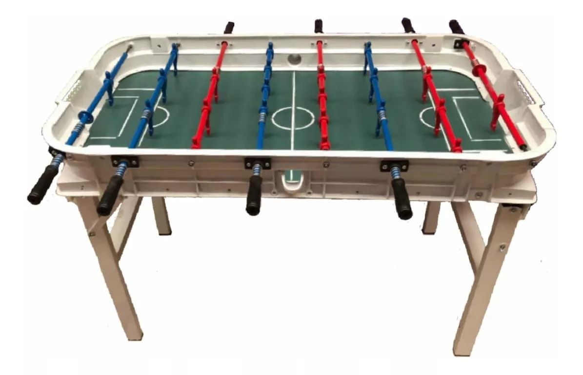 Una mesa de futbolín con equipos rojos y azules sobre un campo verde, montada sobre cuatro patas blancas sobre un fondo liso.