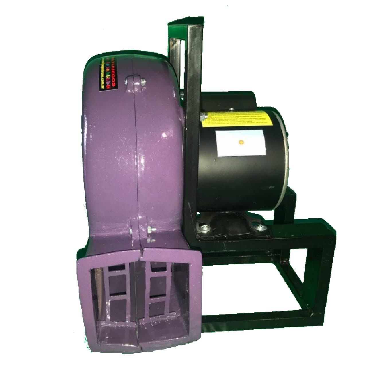 Vista lateral de un ventilador centrífugo industrial de color morado con un motor .