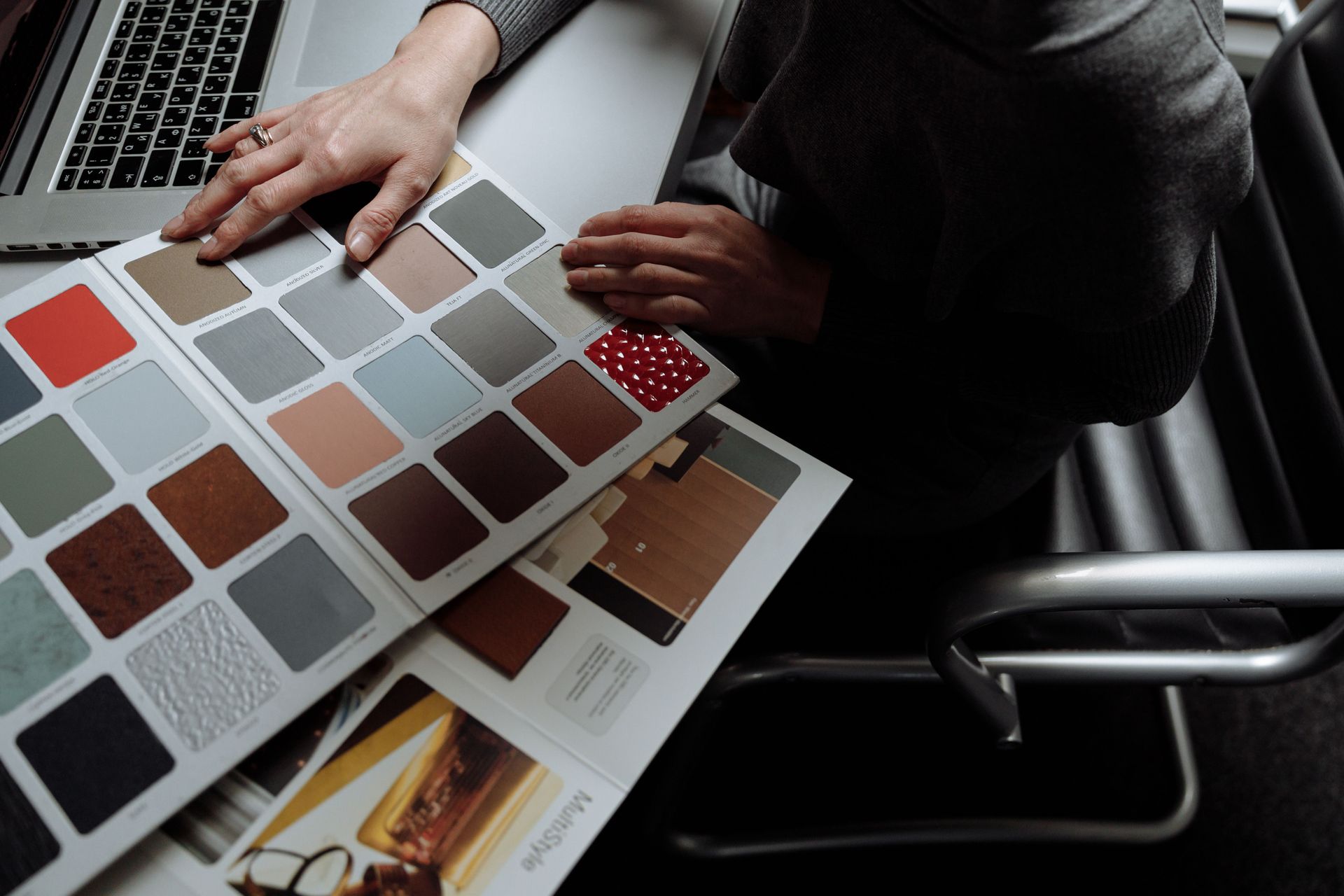 Progettazione visiva, designer della comunicazione alla scrivania con computer e campionario colori