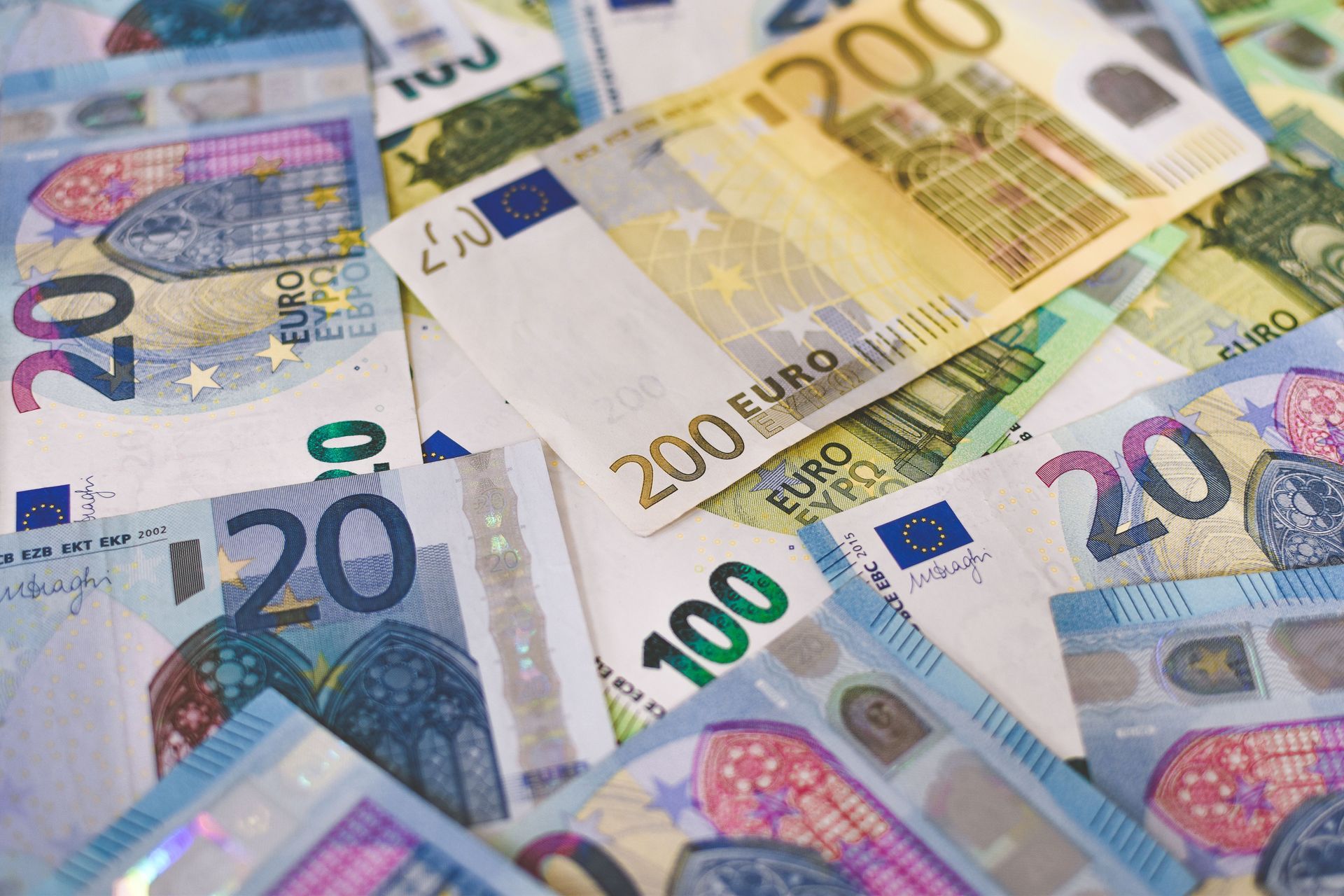 Fotografia di banconote d'Euro che rappresentano ipotetiche royalty guadagnate tramite Amazon KDP