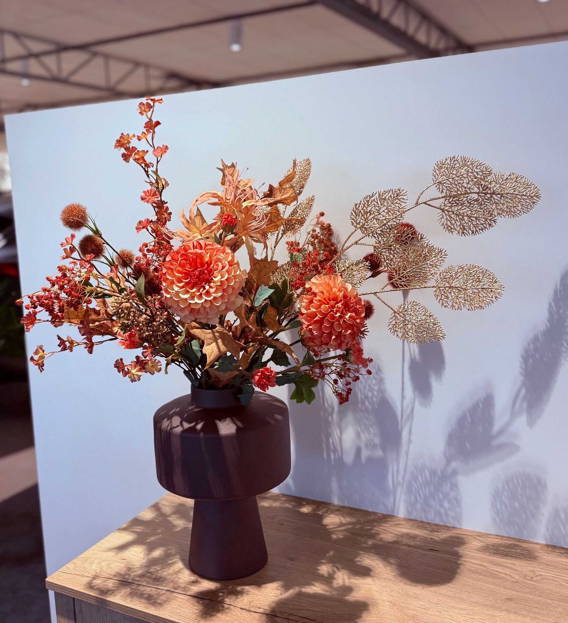 Een prachtig kleurrijk zijden boeket in een mooie vaas door Marlou en bloemen
