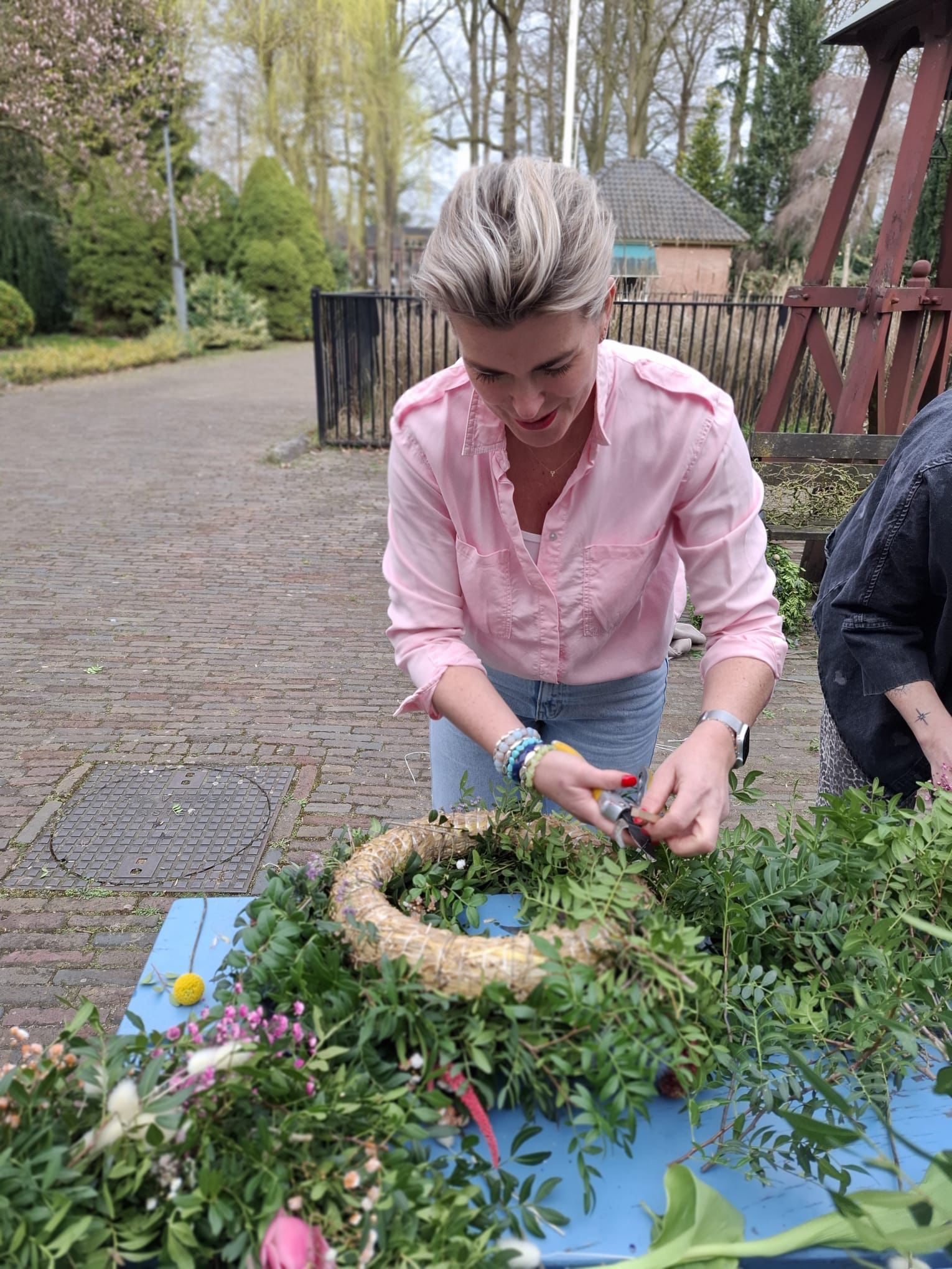 Marlou aan het werk bij de workshop krans maken.