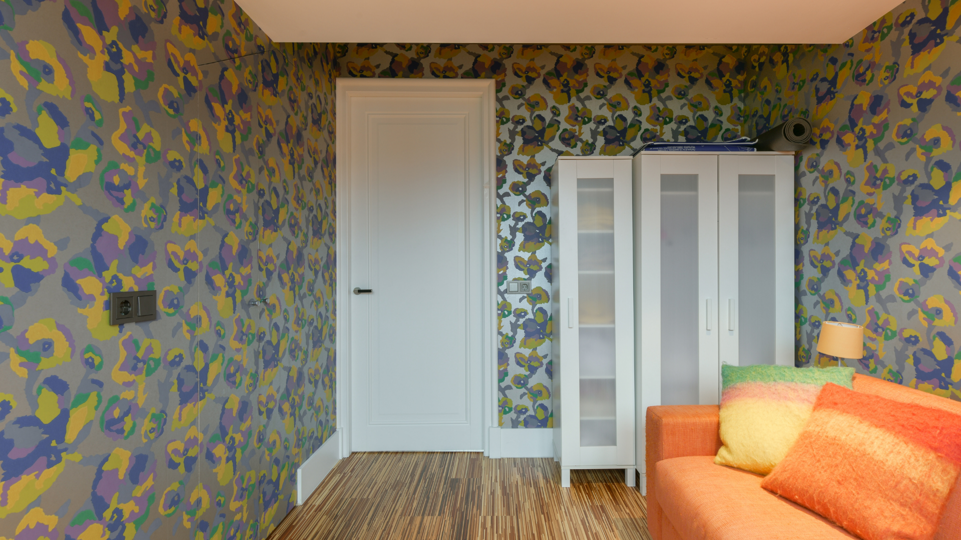 wallpapered room in phoenix, arizona for customers