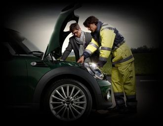 Tecniic controllano il motore dell'auto prima dell'arrivo del carroattrezzi gratuito inviato dalla carrozzeria MINI a Roma