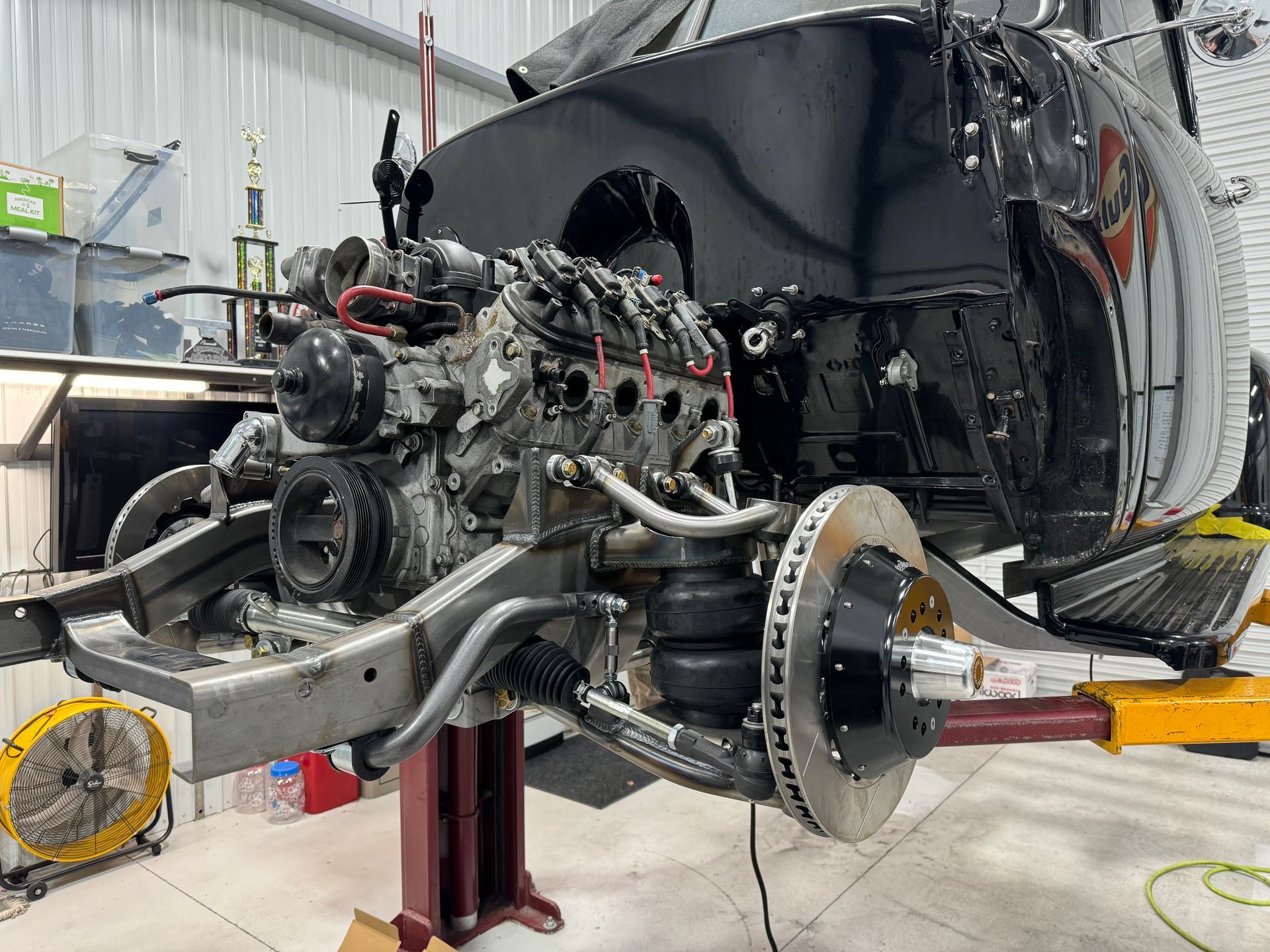 Aircraft fuselage in a workshop, with exposed engine and landing gear during maintenance