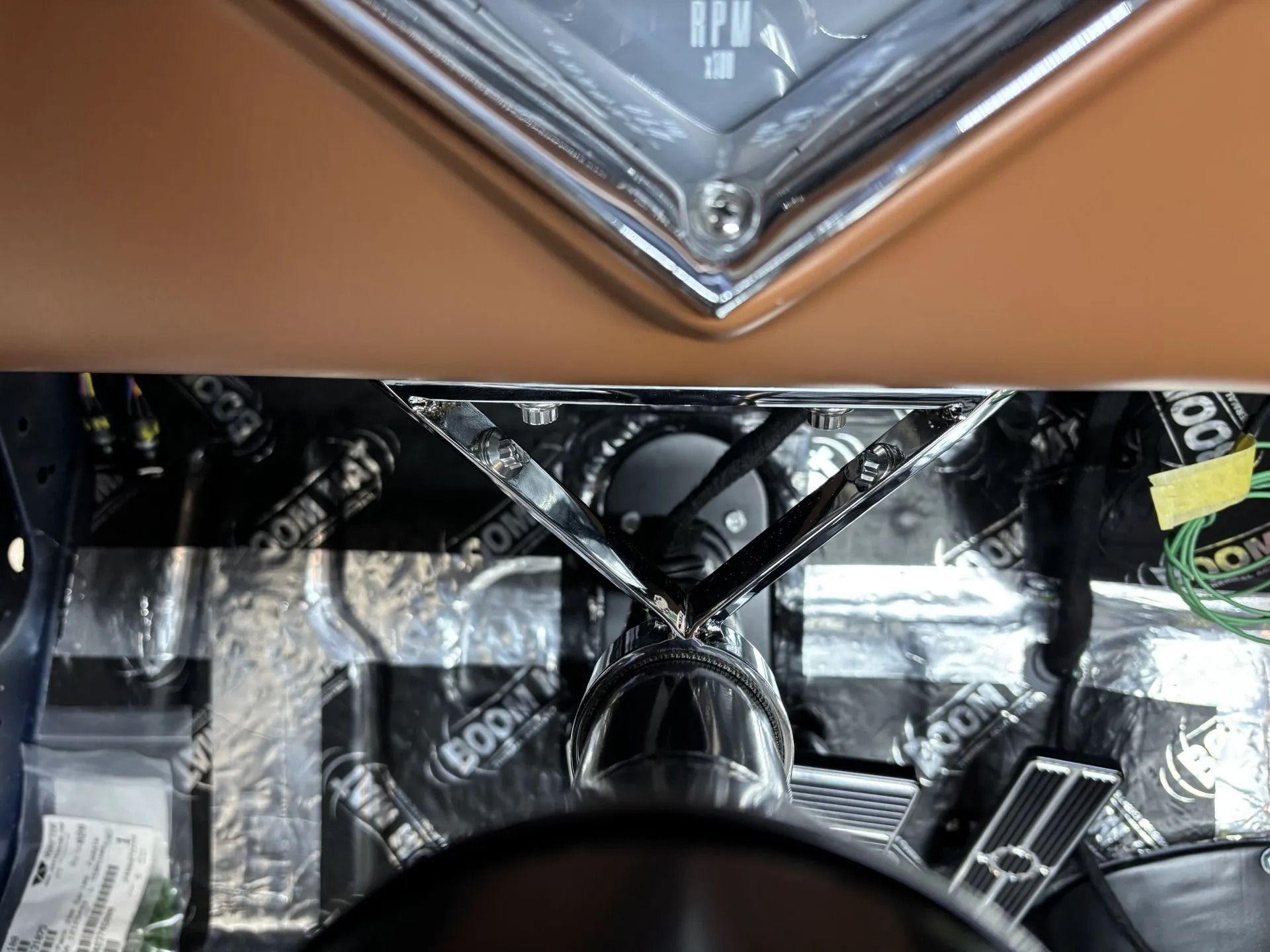 Black-and-clear electronic device with cables and reflective surfaces inside a box, viewed from above
