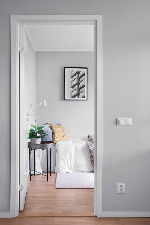 Una porta che conduce ad una camera da letto con un letto e un tavolo.