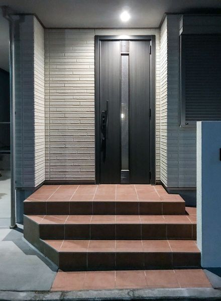 La porta d'ingresso di una casa con le scale che vi conducono