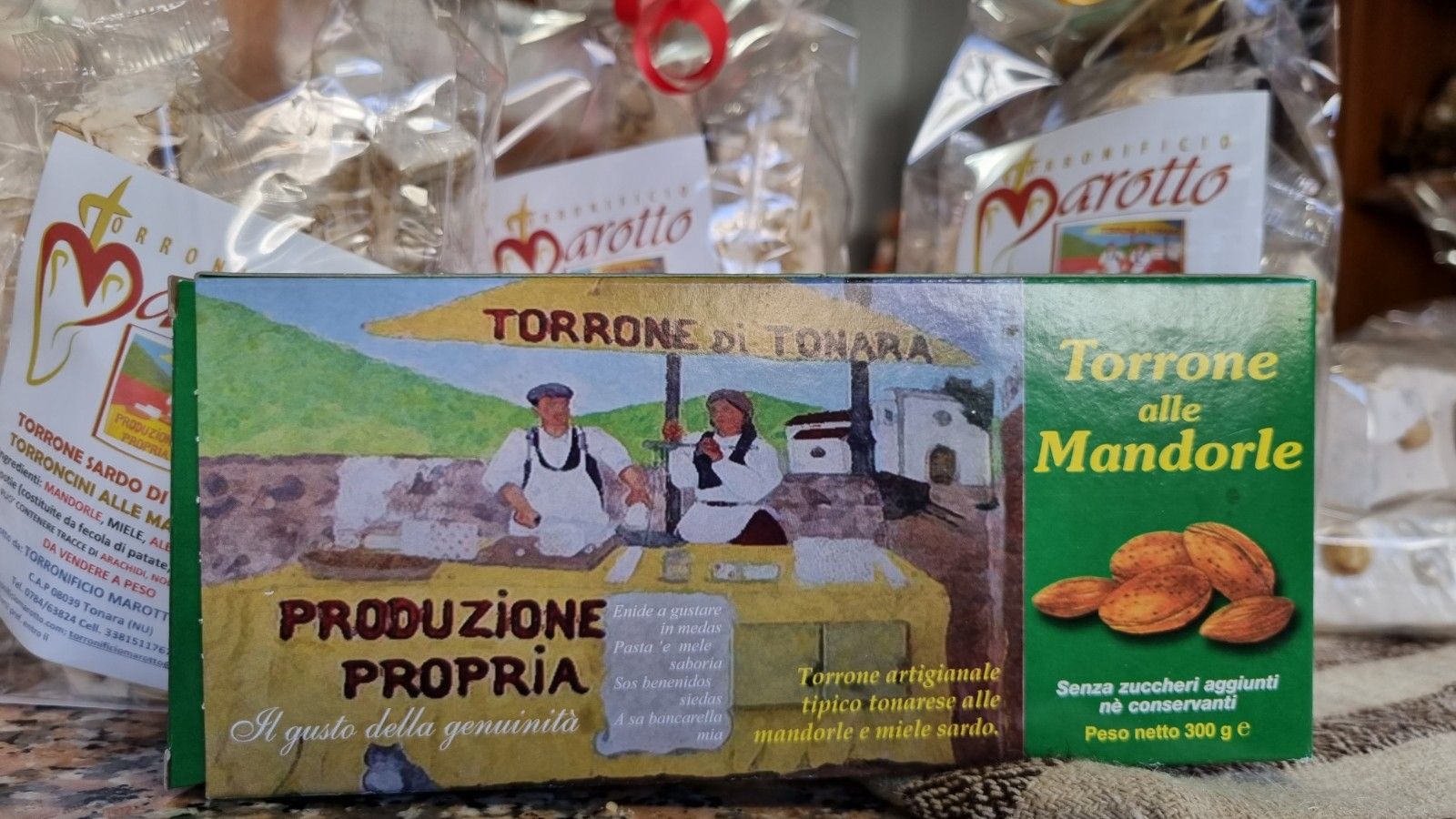 Scatola di Torrone alle Mandorle, raffigurante due persone, una scena di venditore e mandorle.