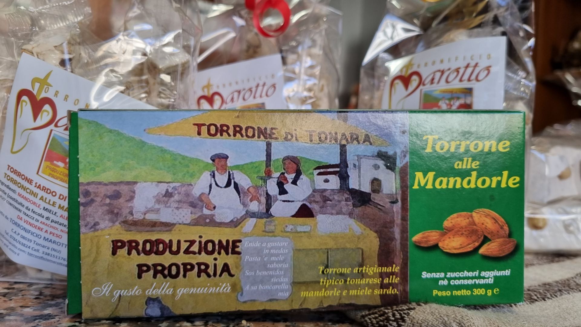Scatola di torrone italiano al gusto di mandorla, con un'etichetta raffigurante due persone su una bancarella del mercato.