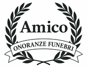Logo dell'agenzia funebre Amico con corona d'alloro nera e nastro su sfondo bianco.