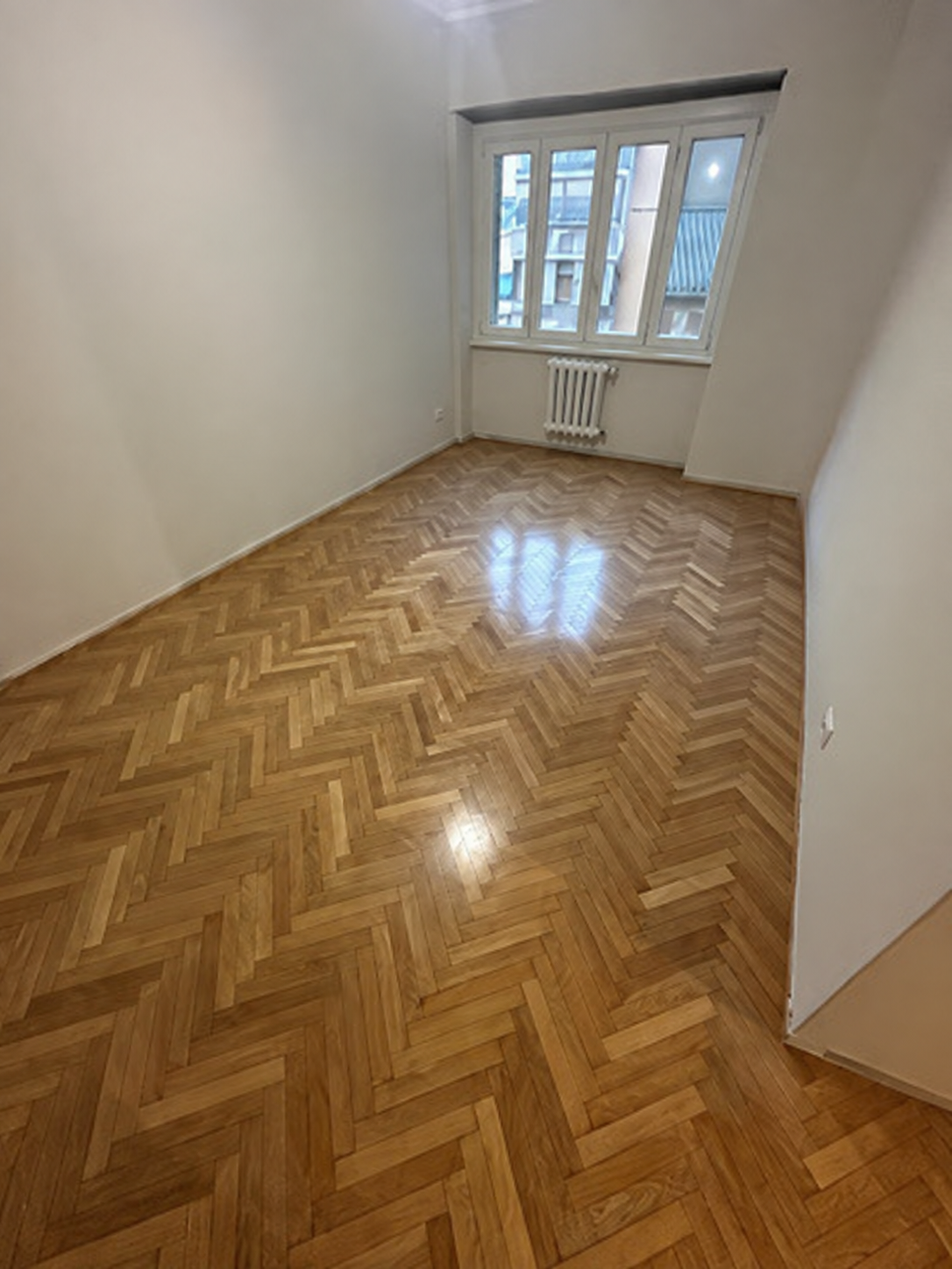 Parquet originale a spina restaurato durante la ristrutturazione completa di un appartamento a Roma San Giovanni