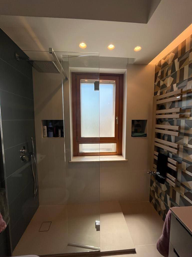 Dettaglio mobile bagno sospeso dopo rifacimento a Monteverde