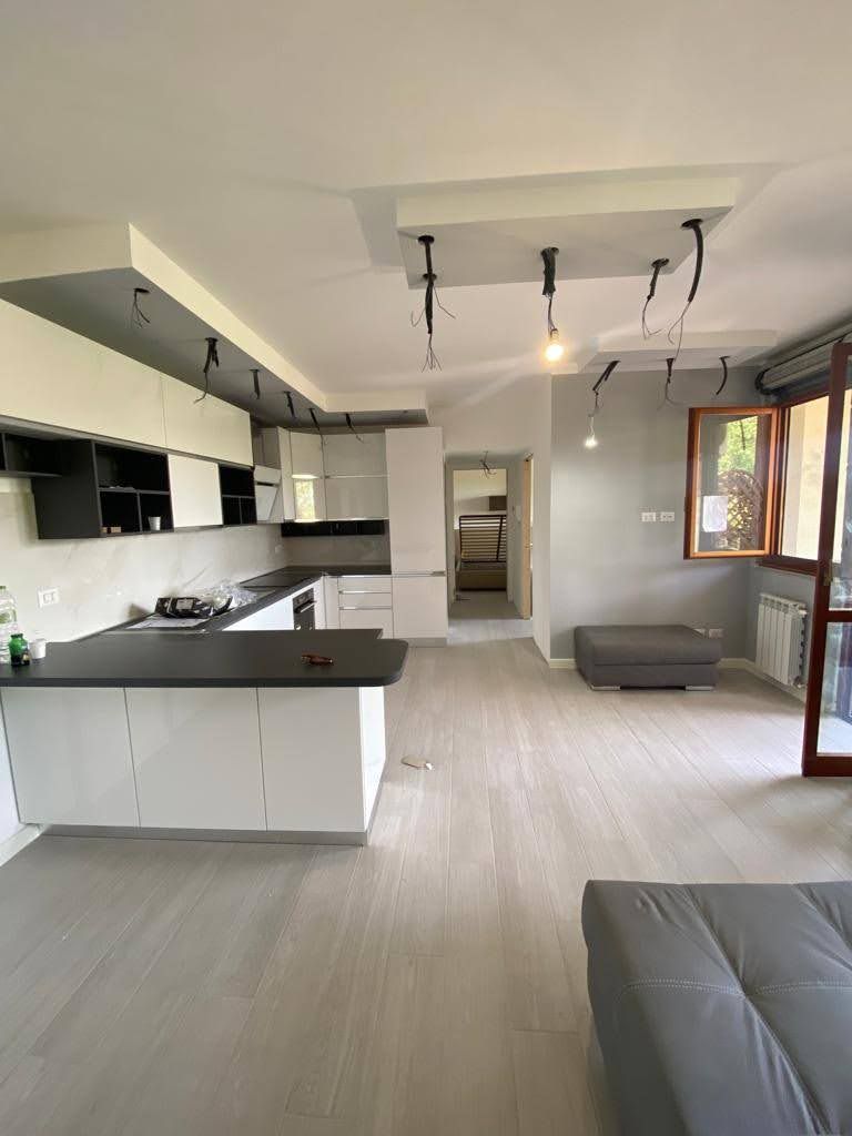 Zona living moderna con controsoffitti e faretti