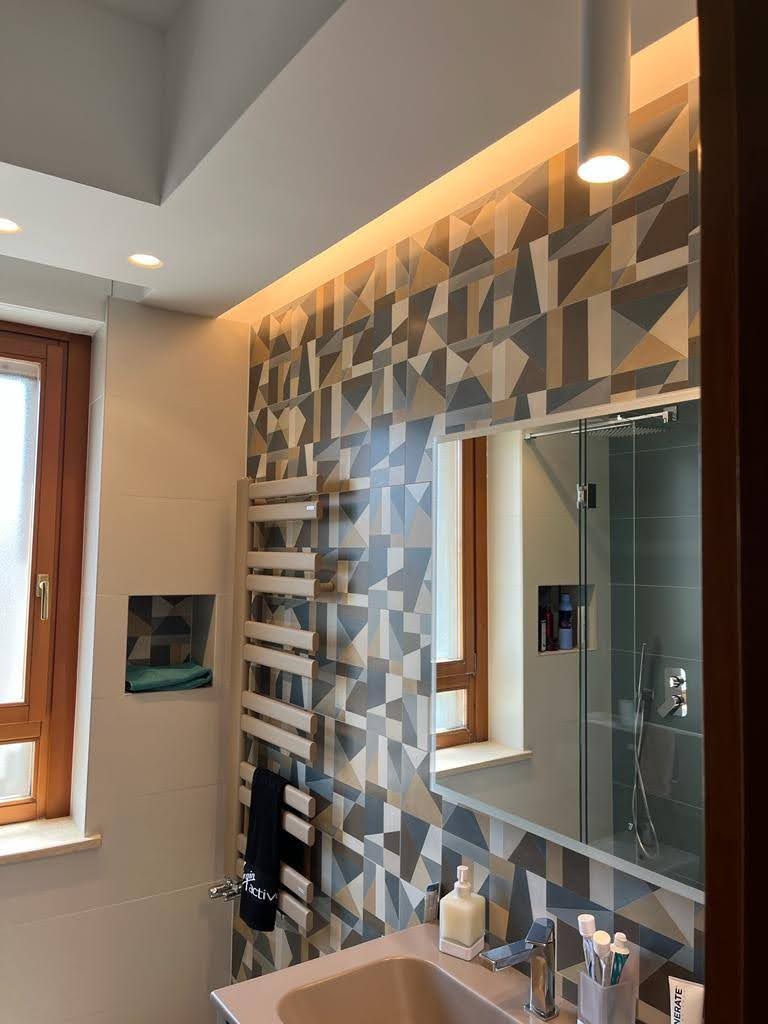 Pareti bagno rivestite con piastrelle di design a Roma