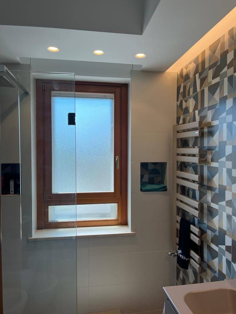 Rivestimenti bagno effetto pietra ristrutturazione Monteverde