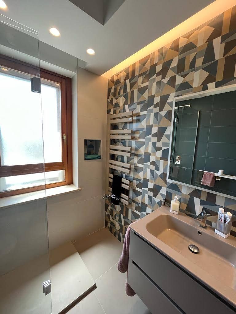 Pareti bagno rivestite con piastrelle di design a Roma
