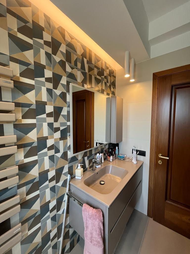 Zona lavabo bagno ristrutturato a Roma con mobili su misura
