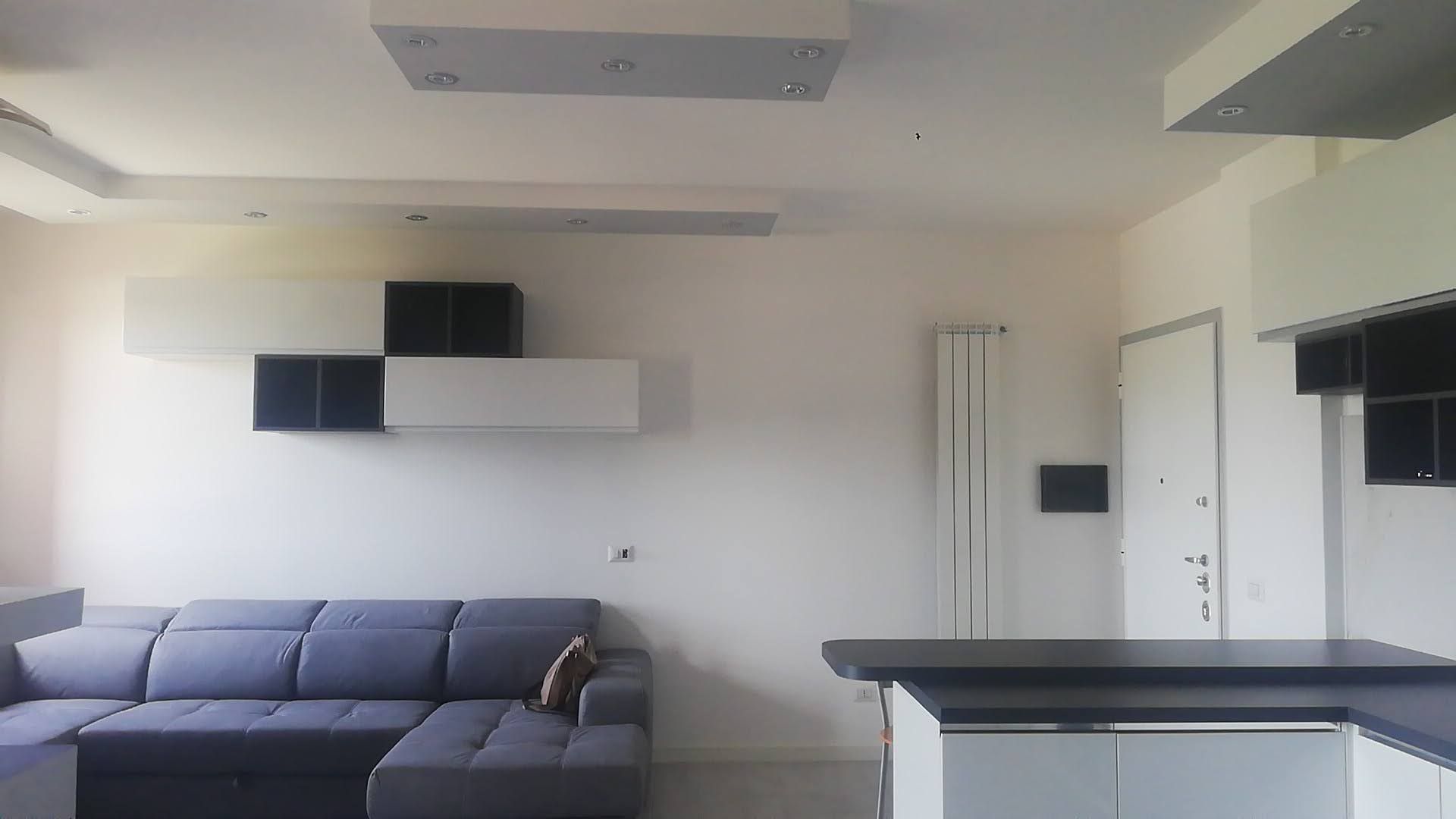 Soggiorno con faretti moderni ristrutturazione casa Roma