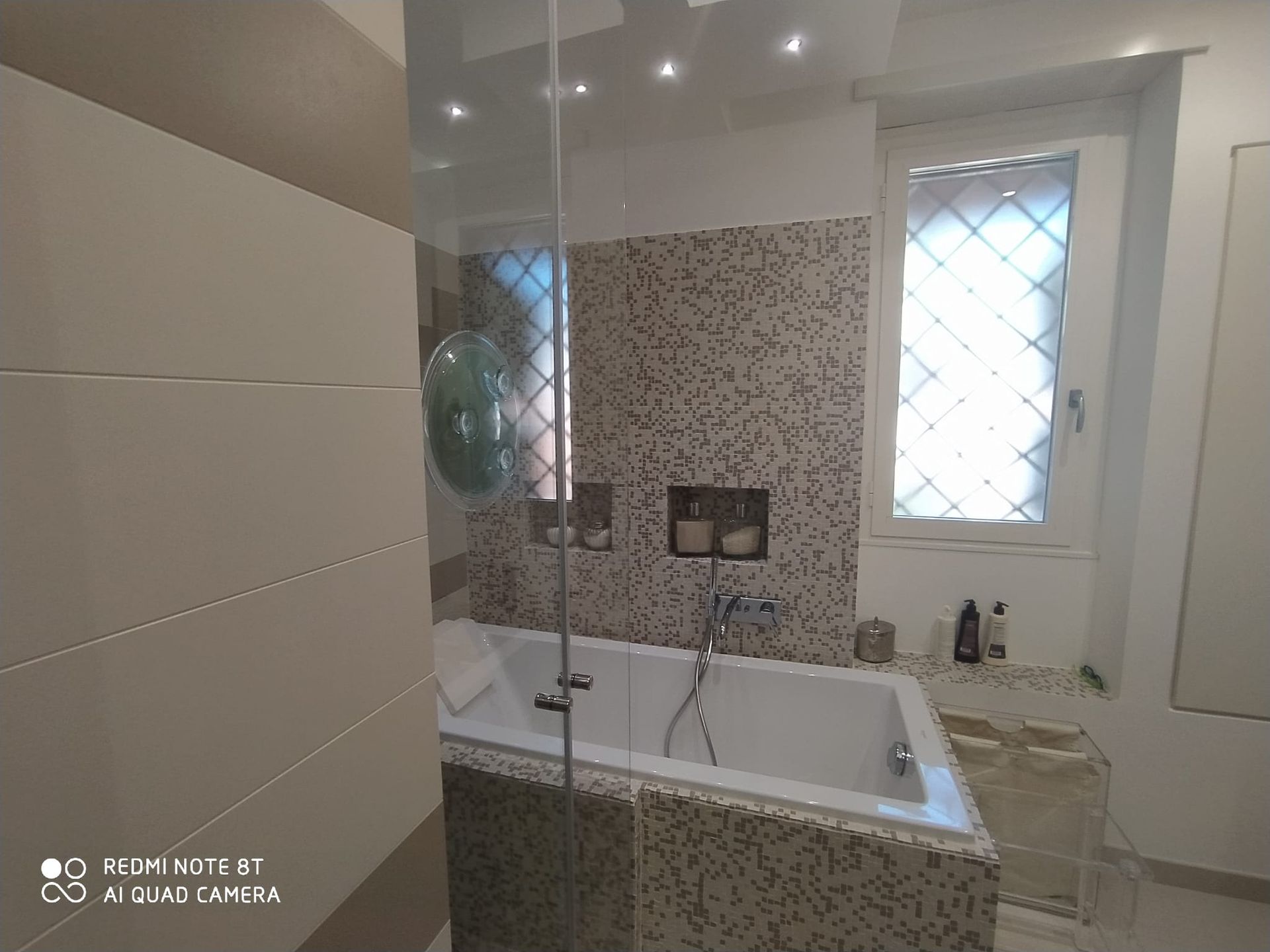 Bagno moderno ristrutturato a Roma Vigna Clara con mosaico beige