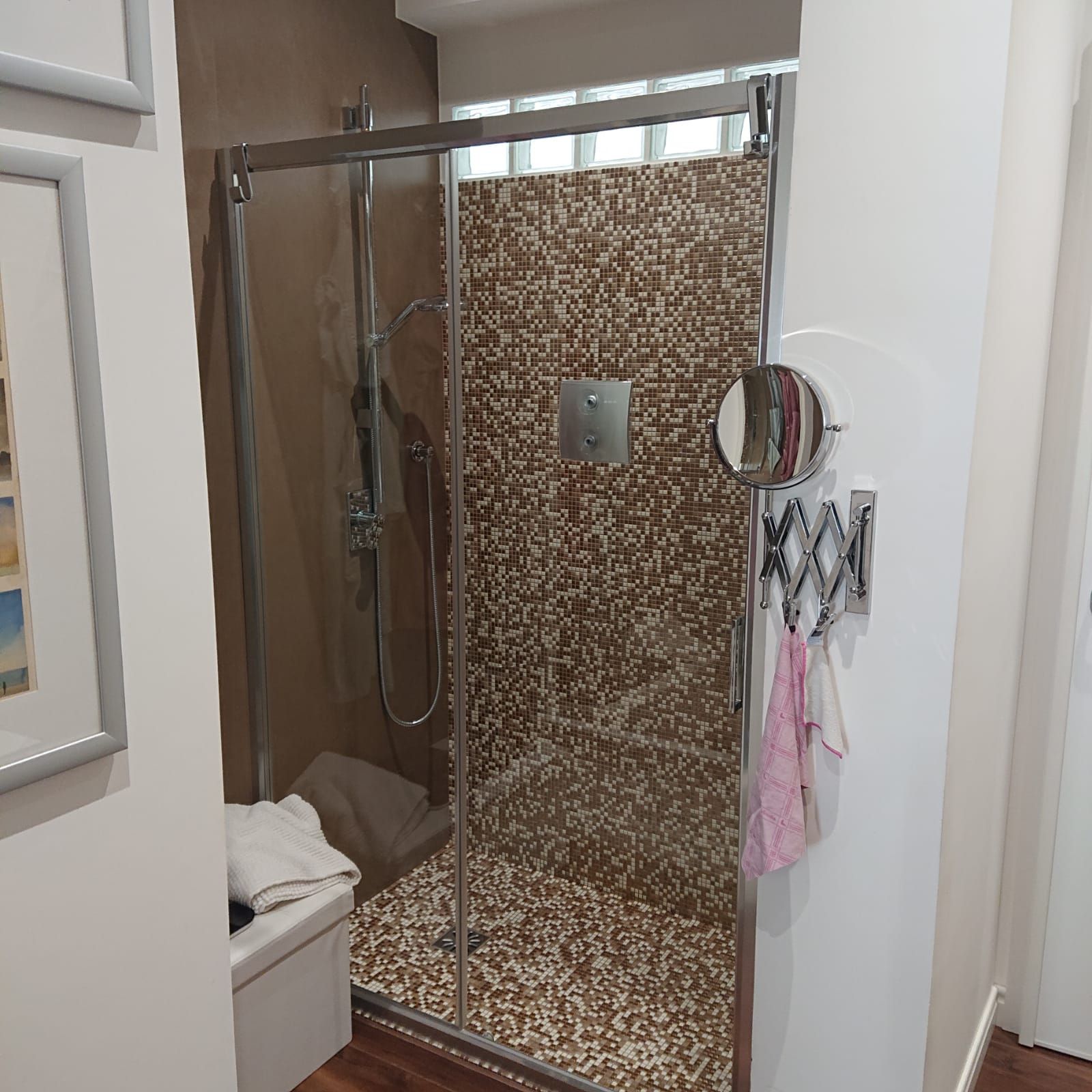 Bagno ristrutturato con mosaico a Roma Vigna Clara