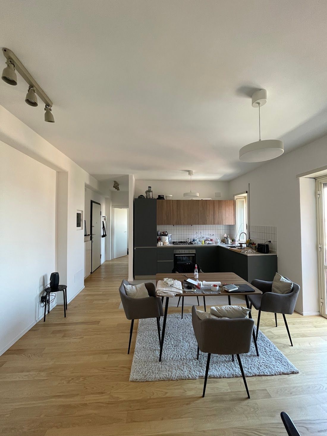 Cucina moderna con arredi su misura e finiture eleganti, ottimizzata per uno spazio funzionale e contemporaneo.
