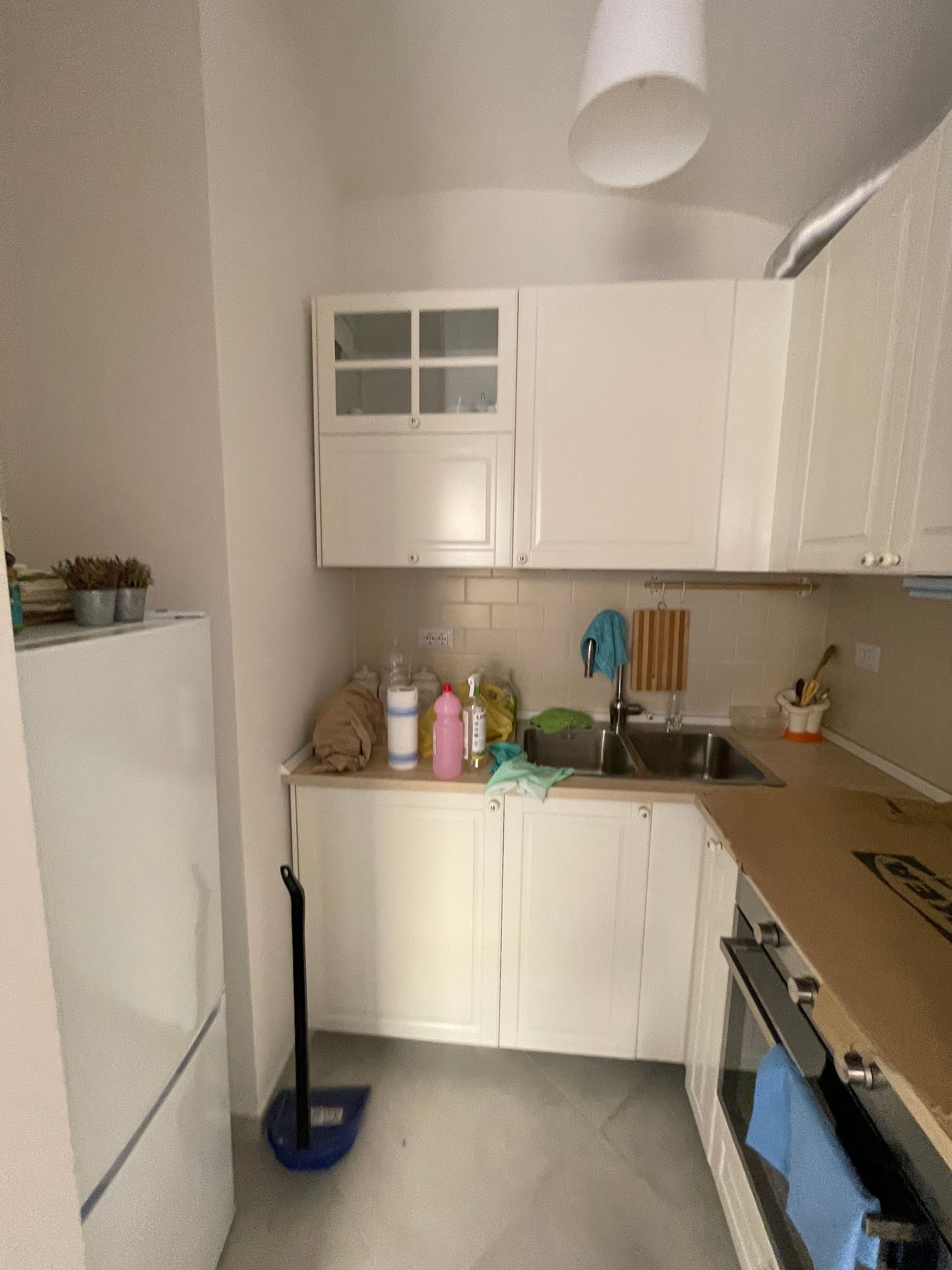 Cucina elegante e funzionale con arredi su misura, integrando soluzioni moderne in un ambiente che conserva il fascino storico.