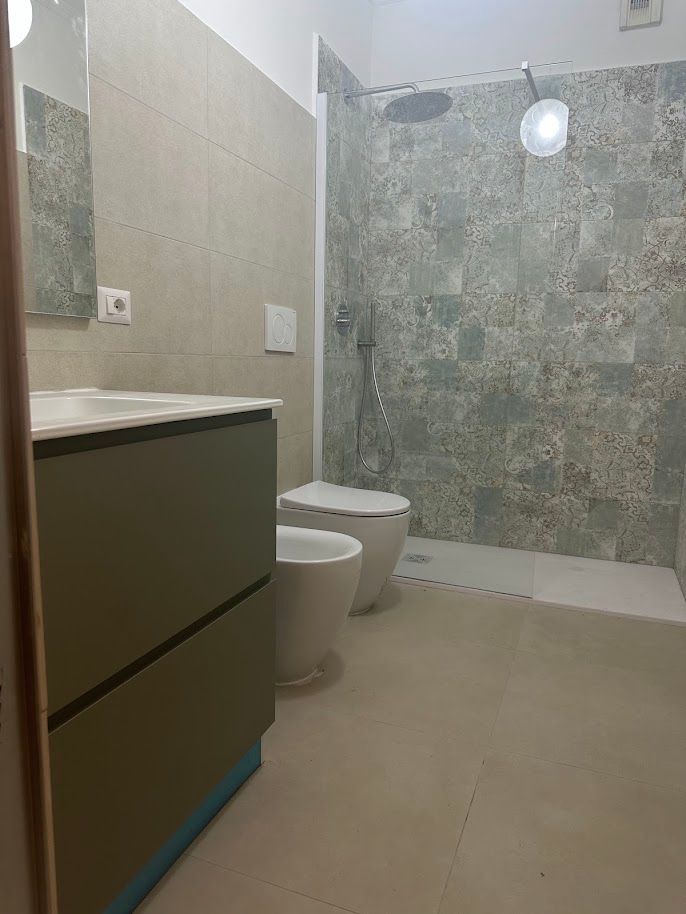 Ristrutturazione bagno a Roma Tiburtina con doccia moderna e nuovi sanitari