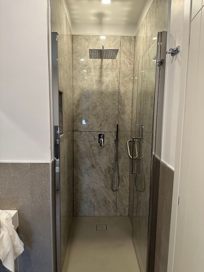 Secondo bagno con gres porcellanato effetto pietra – stile contemporaneo