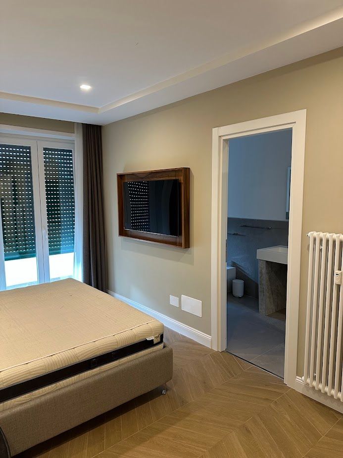 Camera da letto accogliente con tonalità calde e design moderno