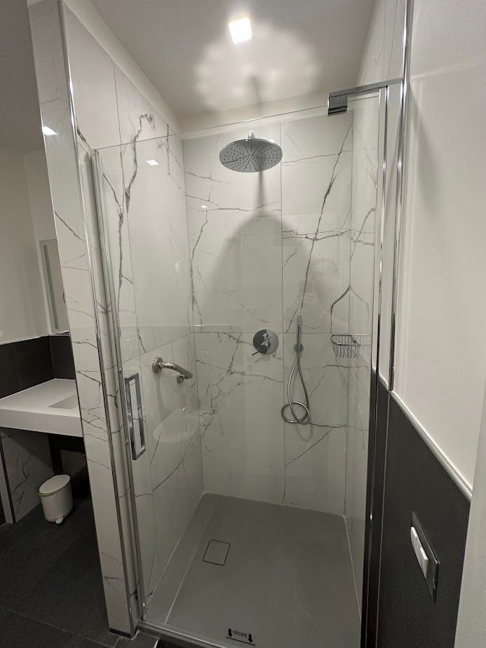Bagno con rivestimenti in marmo e dettagli eleganti – ristrutturazione completa