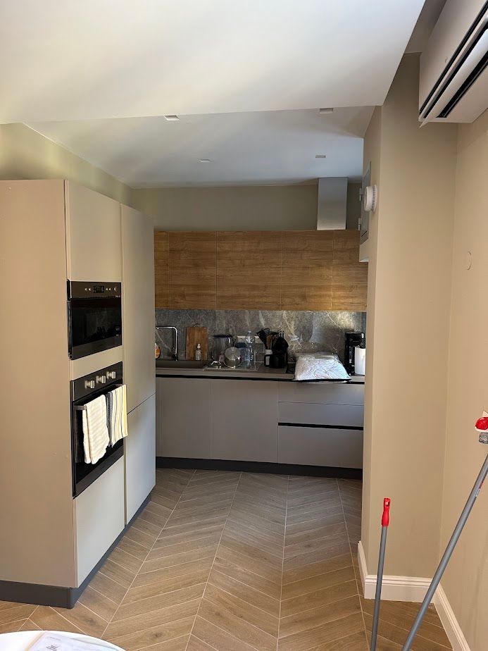 Vista cucina con rivestimenti moderni e illuminazione a incasso