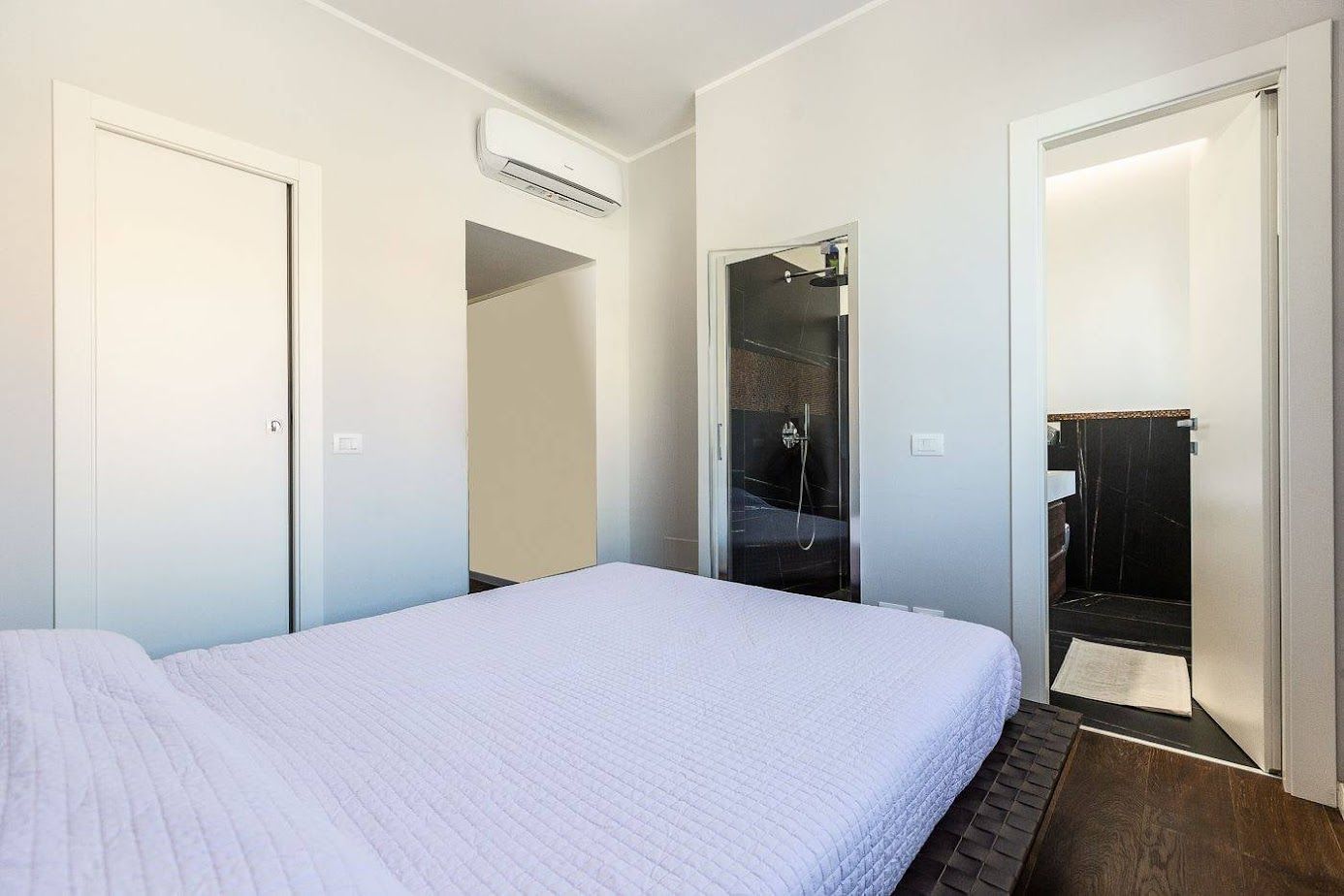 Camera da letto con pavimento in legno pregiato – progetto Gruppo Menichini Roma