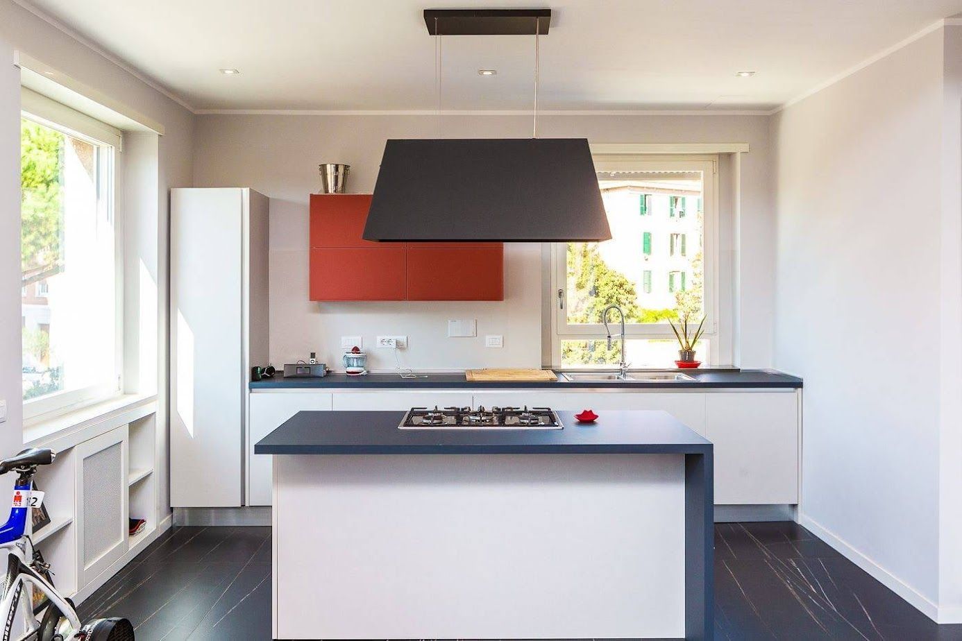 Cucina con isola centrale e pavimento in gres nero marmorizzato – Parioli Roma