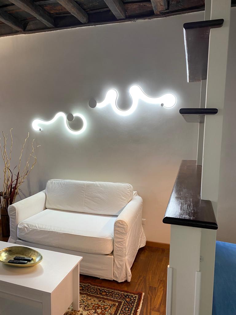 Sala da pranzo ristrutturata in un appartamento a Roma Trastevere con arredamento contemporaneo e ampio tavolo